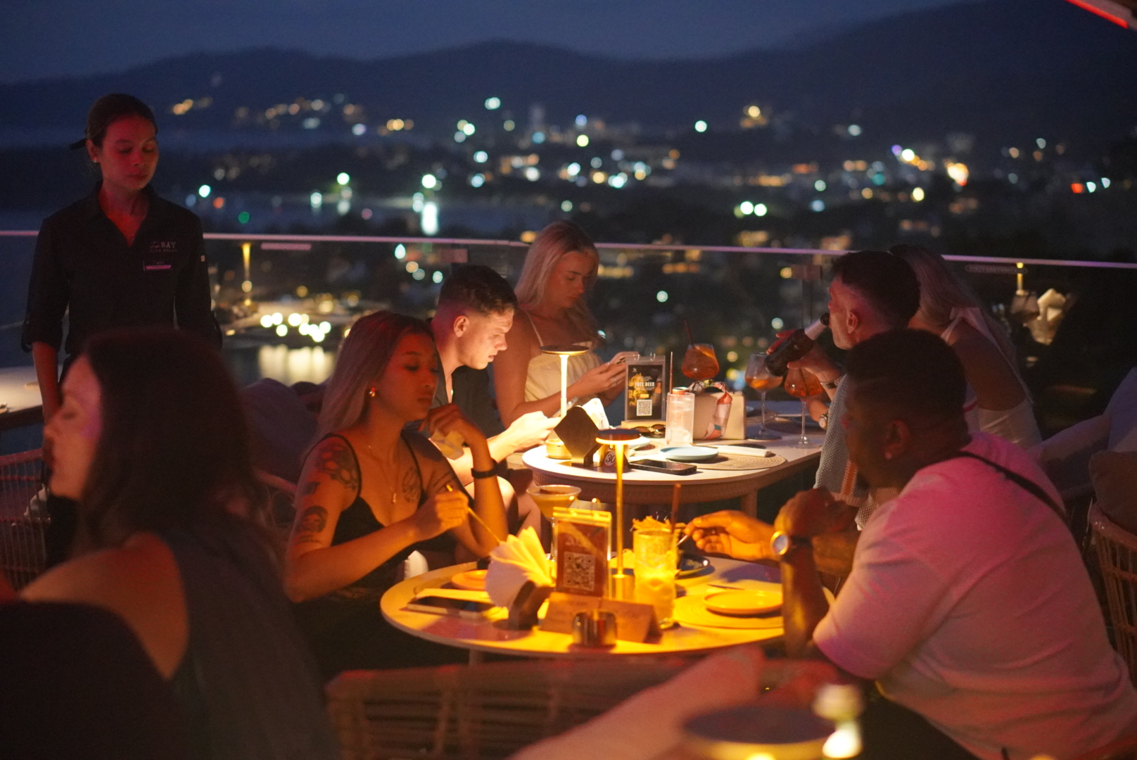 Dinner crowd at Tree Bay